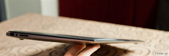 Zenbook có 2 loại màn hình, một loại 11,6" và một loại là 13,3". Máy 11,6" có 2 cấu hình còn máy 13,3" thì có đến 3 cấu hình khác nhau. Chiếc máy mình cầm trên tay là máy 13,3" có cấu hình cơ bản (thấp nhất), tên mã là UX31E-DH52. Zenbook có 2 loại màn hình, một loại 11,6" và một loại là 13,3". Máy 11,6" có 2 cấu hình còn máy 13,3" thì có đến 3 cấu hình khác nhau. Chiếc máy mình cầm trên tay là máy 13,3" có cấu hình cơ bản (thấp nhất), tên mã là UX31E-DH52.