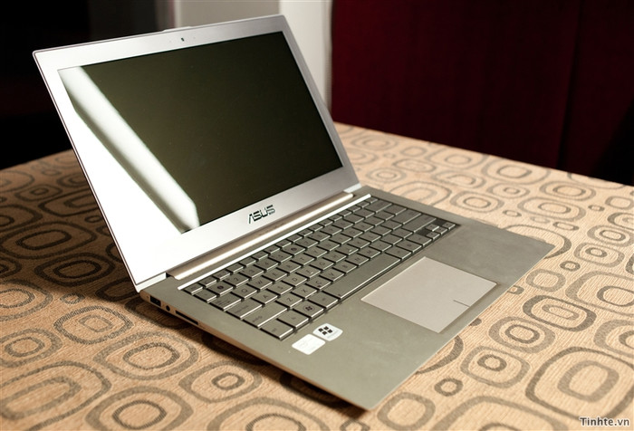Đây là chiếc Ultrabook mới nhất của ASUS dùng CPU Intel và hệ điều hành Windows 7. Nó hội đủ tất cả những yêu cầu mà Intel muốn có ở một chiếc Ultrabook: mỏng, mạnh, nhẹ và khởi động nhanh. Toàn bộ phần vỏ của máy được đúc từ nhôm, kể cả bàn phím cũng bằng nhôm. Đây là chiếc Ultrabook mới nhất của ASUS dùng CPU Intel và hệ điều hành Windows 7. Nó hội đủ tất cả những yêu cầu mà Intel muốn có ở một chiếc Ultrabook: mỏng, mạnh, nhẹ và khởi động nhanh. Toàn bộ phần vỏ của máy được đúc từ nhôm, kể cả bàn phím cũng bằng nhôm.