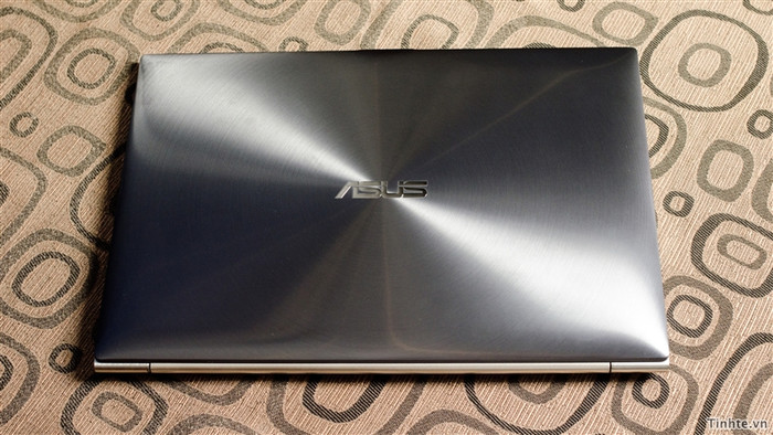 Có thể nói đây là chiếc Ultrabook có vẻ đẹp đồng bộ nhất mà mình từng thấy, nơi mỏng nhất trên máy chỉ có 3 mm, dày nhất là 9 mm. Chất lượng hoàn thiện rất tốt, máy chắc chắn, viền màn hình 13,3" không quá dày với độ phân giải rất cao là 1600x900. Có thể nói đây là chiếc Ultrabook có vẻ đẹp đồng bộ nhất mà mình từng thấy, nơi mỏng nhất trên máy chỉ có 3 mm, dày nhất là 9 mm. Chất lượng hoàn thiện rất tốt, máy chắc chắn, viền màn hình 13,3" không quá dày với độ phân giải rất cao là 1600x900.