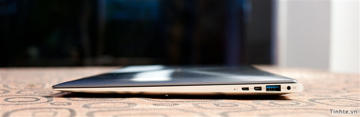 Cạnh phải có đèn báo hiệu, cổng micro HDMI, Mini VGA, USB 3.0 và cổng sạc Cạnh phải có đèn báo hiệu, cổng micro HDMI, Mini VGA, USB 3.0 và cổng sạc