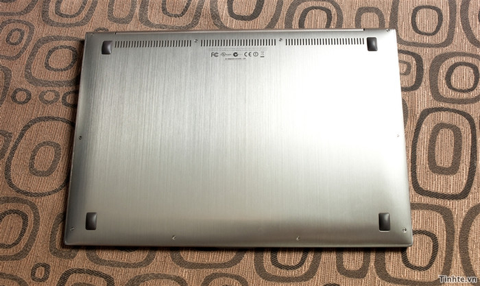 Mặt sau chỉ có lưới tản nhiệt Mặt sau chỉ có lưới tản nhiệt