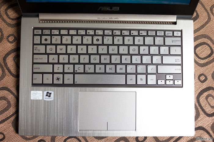 Bàn phím to, hơi dài, bấm rất đã Bàn phím to, hơi dài, bấm rất đã