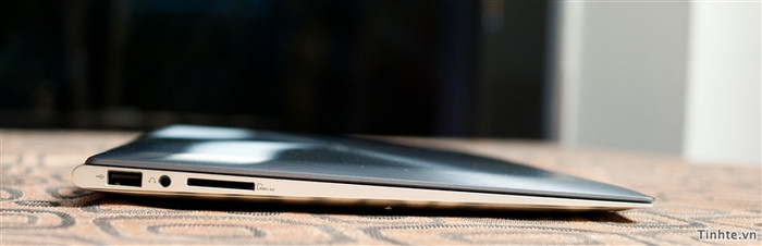 Cạnh trái có cổng USB 2.0, cổng 3.5mm và khe cắm thẻ nhớ SD/MMC Cạnh trái có cổng USB 2.0, cổng 3.5mm và khe cắm thẻ nhớ SD/MMC