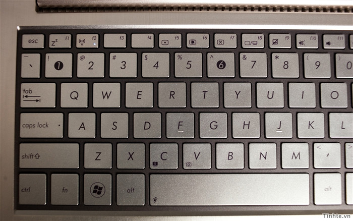 Khoảng cách giữa các phím đủ rộng để không bấm nhầm Khoảng cách giữa các phím đủ rộng để không bấm nhầm