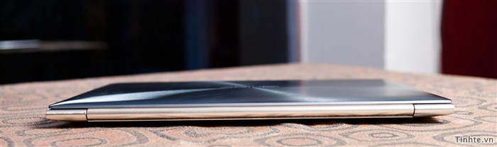 Bản lề là nơi dày nhất của máy, nhưng cũng chỉ có 9 mm Bản lề là nơi dày nhất của máy, nhưng cũng chỉ có 9 mm