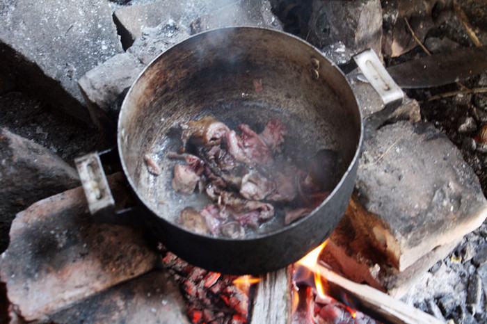 Một chút nước, một thìa muối trắng bỏ vào, các em đun cho chín để ăn. Tuy nhiên, từng này thịt lại được chia đôi để dành cho 3 em nhỏ khác cùng ăn Một chút nước, một thìa muối trắng bỏ vào, các em đun cho chín để ăn. Tuy nhiên, từng này thịt lại được chia đôi để dành cho 3 em nhỏ khác cùng ăn