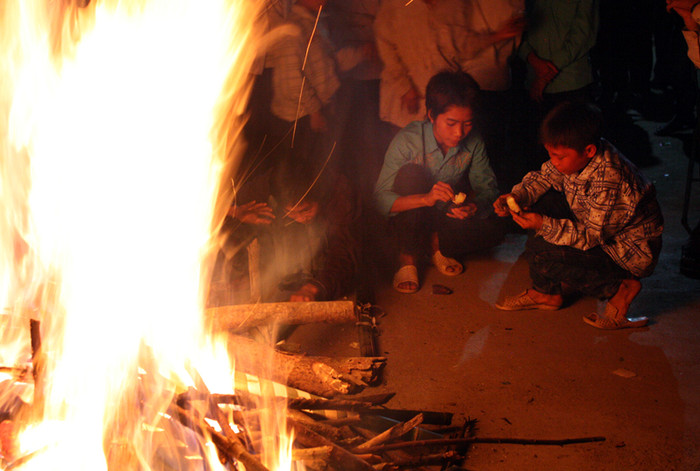 Các em học sinh Kim Bon ăn khoai nướng Các em học sinh Kim Bon ăn khoai nướng