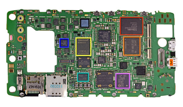 Để giữ được máy mỏng, Motorola đem gần như mọi con chip lên một mặt duy nhất. Màu đỏ là chip flash 16GB của Toshiba, màu cam làm LPDDR2 RAM 512MB do Samsung sản xuất. Màu vàng là chip nhận sóng điện thoại của Qualcomm. Chip được đánh dấu xanh lá cây là chip quản lí nguồn và màu đen là chip Wifi/GPS/Bluetooth của hãng Texas Instruments. Để giữ được máy mỏng, Motorola đem gần như mọi con chip lên một mặt duy nhất. Màu đỏ là chip flash 16GB của Toshiba, màu cam làm LPDDR2 RAM 512MB do Samsung sản xuất. Màu vàng là chip nhận sóng điện thoại của Qualcomm. Chip được đánh dấu xanh lá cây là chip quản lí nguồn và màu đen là chip Wifi/GPS/Bluetooth của hãng Texas Instruments.