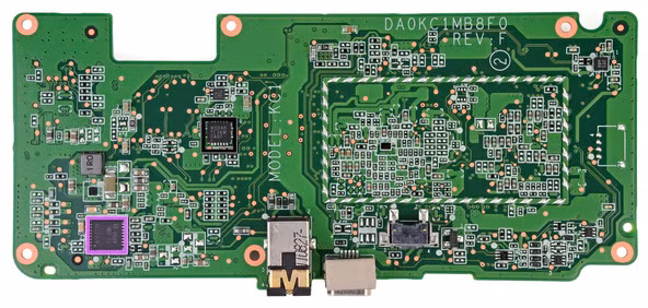 Mặt dưới của mainboard. Màu tím được đánh dấu là con chip khuếc đại âm thanh do Texas Instrument thiết kế.