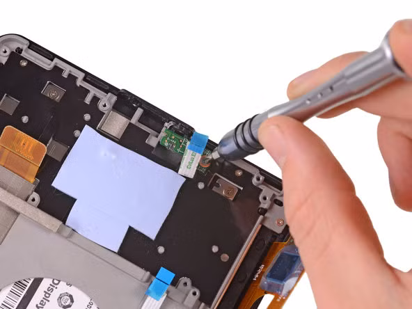 Mở nút nguồn của máy.