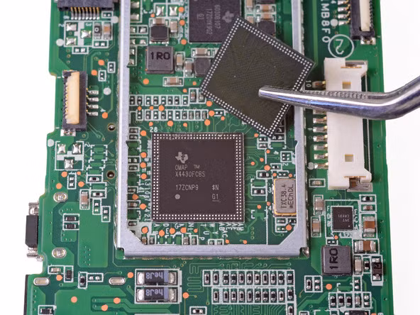 Sau quá trình sấy nóng thì vi xử lí TI OMAP 4430 hai nhân xung nhịp 1GHz đã lộ diện.