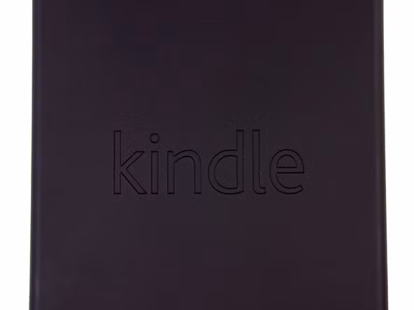 Mặt sau có lớp nhựa mềm và chữ Kindle kích thước lớn.