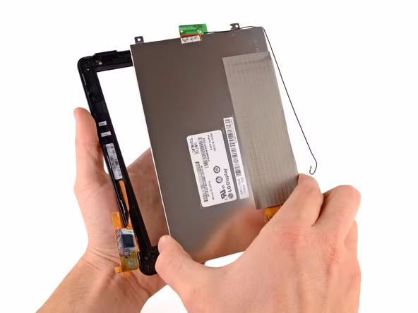 Tháo bỏ màn hình. Màn hình của máy có kích thước 7" độ phân giải 1024x600 và được trang bị tấm nền IPS cho góc nhìn rộng, màu sắc trung thực.