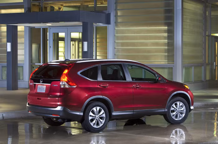 Phần đuôi của 2012 CR-V với kính sau bớt nghiêng, cản sau cao hơn tạo nét mạnh mẽ và chắc chắn hơn so với thế hệ trước. Phần đuôi của 2012 CR-V với kính sau bớt nghiêng, cản sau cao hơn tạo nét mạnh mẽ và chắc chắn hơn so với thế hệ trước.