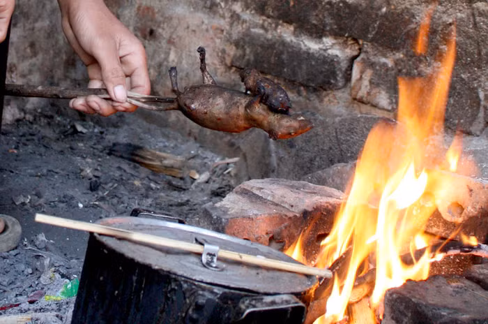 Sau đó cho lên bếp để nướng lại một lần nữa.