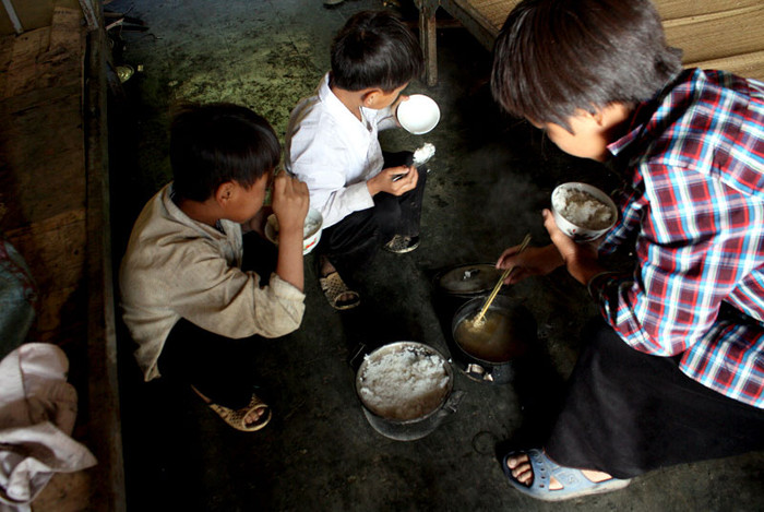 Vậy mà… không phải bữa nào các em cũng được ăn như thế này! Vậy mà… không phải bữa nào các em cũng được ăn như thế này!