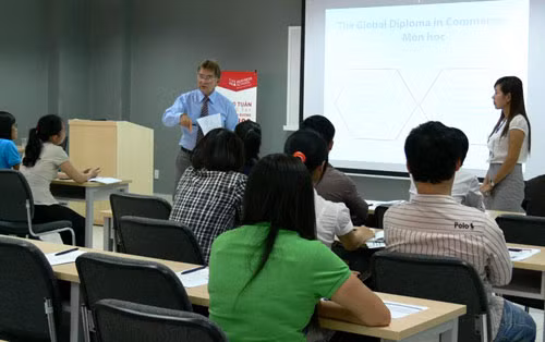 Liên kết đào tạo quốc tế - Treo đầu dê, bán thịt chó ảnh 1