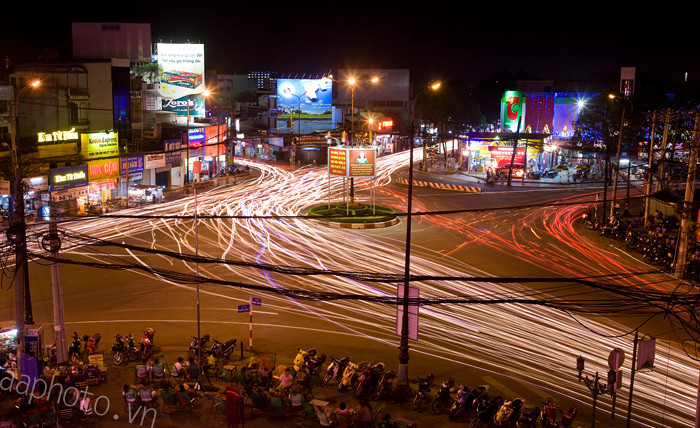 #10. Bùng binh ngã năm chuồng chó: cách xa trung tâm thành phố nhất trong số 10 bùng binh, đây là đầu mối giao thông về khu vực Tây Sài Gòn, nhìn cảnh đường phố & người ngồi kín vỉa hè có thể thấy được sự đông đúc của dân cư thành phố. Vị trí: Q. Gò Vấp, giao lộ giữa 5 đường: Nguyễn Kiệm, Phạm Ngũ Lão, Nguyễn Văn Nghi, Trần Thị Nghĩ, Nguyễn Oanh, Quang Trung