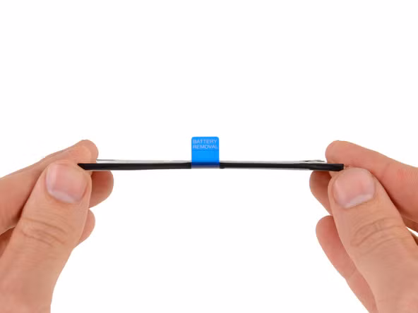 Ngay cả viên pin của RAZR cũng mỏng chỉ 2,47mm, độ mỏng thật "kinh hoàng" Ngay cả viên pin của RAZR cũng mỏng chỉ 2,47mm, độ mỏng thật "kinh hoàng"