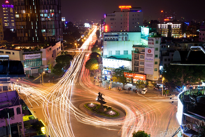#7. Bùng binh Phù Đổng Thiên Vương (Thánh Gióng): cách "trái tim" thành phố 1km, nằm ở vị trí có thể kẹt xe bất cứ lúc nào, tại đây có thể thấy khách sạn New World, khu vực này có rất nhiều tiệm bán xe máy dọc đường Lý Tự Trọng - còn gọi là khu Gia Long (tên cũ) Vị trí: Q1, giao lộ giữa 6 đường: Cách mạng tháng 8, Lê Thị Riêng, Nguyễn Trãi, Nguyễn Thị Nghĩa, Phạm Hồng Thái, Lý Tự Trọng