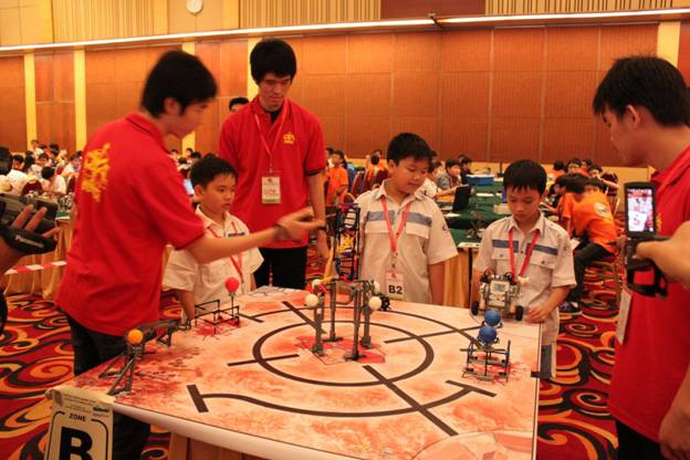 Trọng tài chuẩn bị bấm giờ, cuộc thi của các thí sinh Việt Nam bắt đầu!