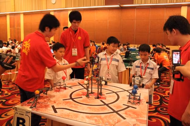 Trọng tài chuẩn bị bấm giờ, cuộc thi của các thí sinh Việt Nam bắt đầu!