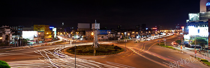 #4. Bùng binh Hàng Xanh: cửa ngõ vào thành phố từ phía Đông. Cách đây gần 20 năm, lộ giới của con đường Điện Biên Phủ chỉ = 1/4 so với hiện tại. Vị trí: Quận Bình Thạnh, giao lộ giữa 2 đường: Điện Biên Phủ & Xô Viết Nghệ Tĩnh