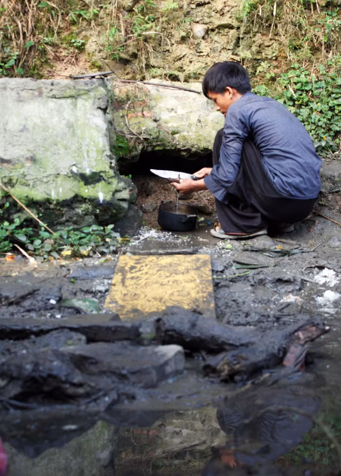 Thờ A Chang là thành viên lớn tuổi nhất trong nhóm nên em mang ra mổ và làm sạch ở vòi nước tận dụng từ trong núi. Tuy nhiên, chỗ chế biến mà các em hay sử dụng hàng ngày không được sạch sẽ