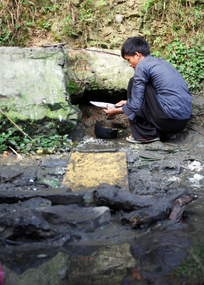 Thờ A Chang là thành viên lớn tuổi nhất trong nhóm nên em mang ra mổ và làm sạch ở vòi nước tận dụng từ trong núi. Tuy nhiên, chỗ chế biến mà các em hay sử dụng hàng ngày không được sạch sẽ Thờ A Chang là thành viên lớn tuổi nhất trong nhóm nên em mang ra mổ và làm sạch ở vòi nước tận dụng từ trong núi. Tuy nhiên, chỗ chế biến mà các em hay sử dụng hàng ngày không được sạch sẽ