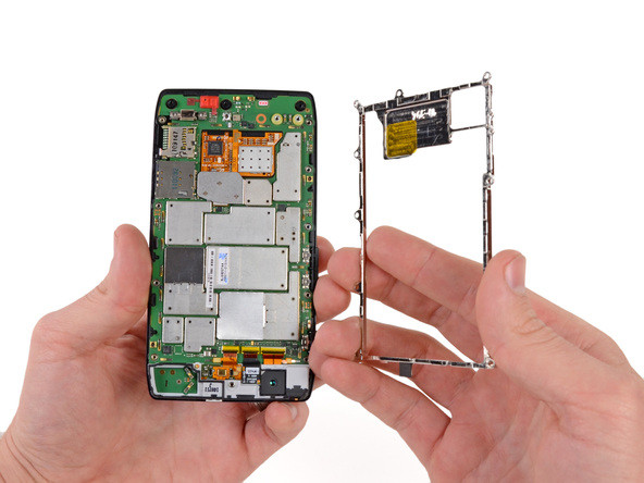 Thêm một khung viền nữa cần phải tháo ra. Motorola phải chế tạo cực kì chính xác cho từng chi tiết nhỏ để vừa với khung của máy. Thêm một khung viền nữa cần phải tháo ra. Motorola phải chế tạo cực kì chính xác cho từng chi tiết nhỏ để vừa với khung của máy.