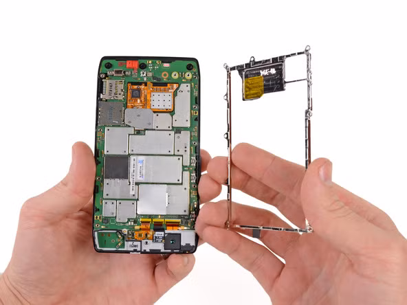 Thêm một khung viền nữa cần phải tháo ra. Motorola phải chế tạo cực kì chính xác cho từng chi tiết nhỏ để vừa với khung của máy. Thêm một khung viền nữa cần phải tháo ra. Motorola phải chế tạo cực kì chính xác cho từng chi tiết nhỏ để vừa với khung của máy.