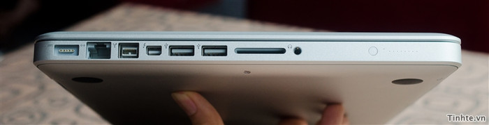 Cạnh trái có cổng sạc, Gigabit, FireWire 800, Thunderbolt, 2 cổng USB 2.0, khe cắm thẻ nhớ, cổng 3.5mm, dãy đèn báo pin Cạnh trái có cổng sạc, Gigabit, FireWire 800, Thunderbolt, 2 cổng USB 2.0, khe cắm thẻ nhớ, cổng 3.5mm, dãy đèn báo pin