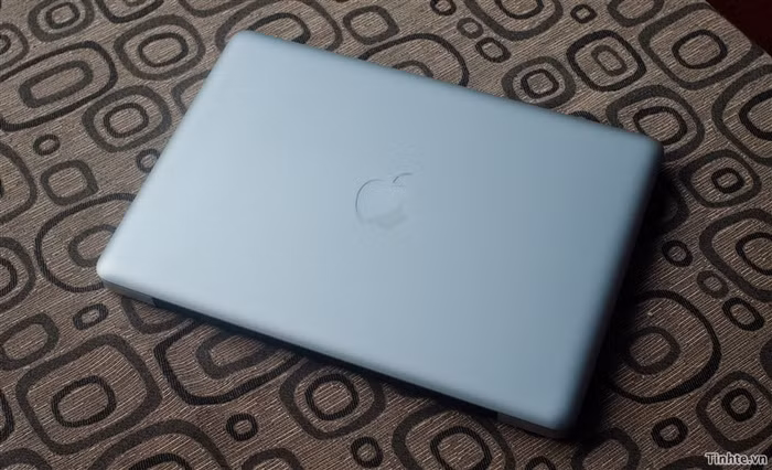 Cấu hình chi tiết MD313: HĐH: OSX Lion CPU: Intel Core i5 hai nhân, 2.4GHz RAM: 4GB 1333MHz Ổ đĩa cứng: 500GB 5400-rpm Màn hình: 13,3" độ phân giải 1280x800 Card đồ họa: Intel HD Graphics 3000 chia sẻ với hệ thống 384 MB Kết nối: Wi-Fi n, Bluetooth 2.1, FireWire 800, Gigabit, 2 cổng USB 2.0, Thunderbolt, khe cắm thẻ nhớ SDXC, cổng 3.5mm Kích thước: 2,41 x 32,5 x 22,7 cm Nặng: 2,04 kg