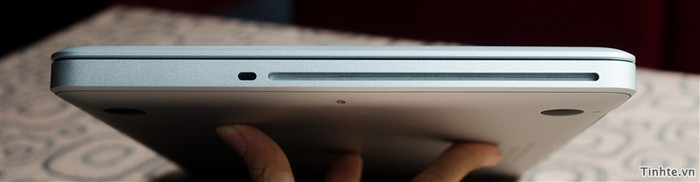 Ổ đĩa quang ở cạnh phải Ổ đĩa quang ở cạnh phải