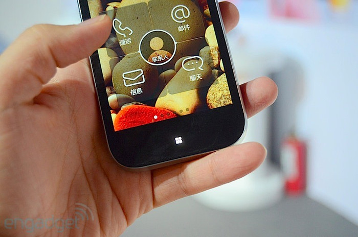 Điều đáng tiếc là chiếc điện thoại này vẫn sử dụng hệ điều hành Android 2.3.5 mà không phải là Ice Cream Sandwich. Điều đáng tiếc là chiếc điện thoại này vẫn sử dụng hệ điều hành Android 2.3.5 mà không phải là Ice Cream Sandwich.