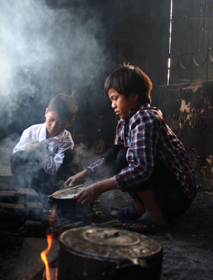 Việc tự nấu ăn của học sinh miền xuôi là điều hiếm thấy, nhưng với các em học sinh bán trú Kim Bon thì đây là công việc thường ngày nên các em làm rất thành thạo. Việc tự nấu ăn của học sinh miền xuôi là điều hiếm thấy, nhưng với các em học sinh bán trú Kim Bon thì đây là công việc thường ngày nên các em làm rất thành thạo.