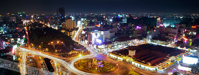 Bùng binh quảng trường Quách Thị Trang, đối diện chợ Bến Thành: đây là một trong những góc phố nổi tiếng nhất Sài Gòn vì có chợ Bến Thành, từ lâu đã là biểu tượng không thể thay thế của Sài Gòn. Vị trí: Quận 1, giao lộ giữa ... 7 đường: Lê Lợi, Phan Bội Châu, Phan Chu Trinh, Phạm Hồng Thái, Phạm Ngũ Lão, Phó Đức Chính, Hàm Nghi, Huỳnh Thúc Kháng.