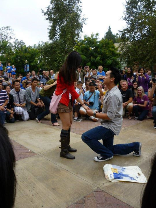 Phút giây cảm động khi anh Nam quỳ gối cầu hôn chị Trang. Phút giây cảm động khi anh Nam quỳ gối cầu hôn chị Trang.