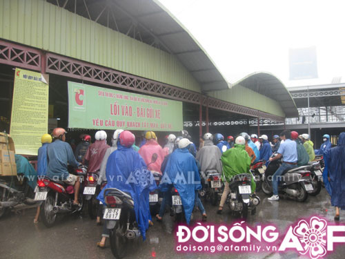 Cảnh ùn ứ tại lối vào để xe của siêu thị Big C. Ảnh: aFamily Cảnh ùn ứ tại lối vào để xe của siêu thị Big C. Ảnh: aFamily