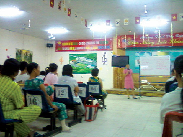 Trước khi nằm thử máy, bệnh nhân phải nghe nhân viên thuyết trình.