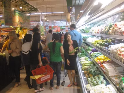 Quầy rau xanh trong siêu thị cũng tấp nập người mua không kém. Ảnh: VTC News