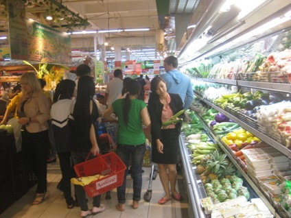 Quầy rau xanh trong siêu thị cũng tấp nập người mua không kém. Ảnh: VTC News Quầy rau xanh trong siêu thị cũng tấp nập người mua không kém. Ảnh: VTC News