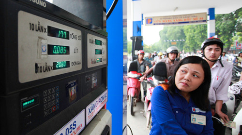 Người dân mong đợi giá xăng dầu tới đây sẽ minh bạch. Trong ảnh: tại một điểm bán xăng trên đường Láng Hạ, Hà Nội - Ảnh: Nguyễn Khánh