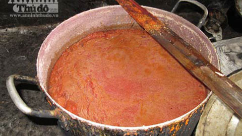 Chậu tương ớt như nồi cám lợn, ngoáy bằng đòn gánh và không cần che đậy.
