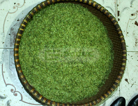 Ít ai biết rằng, màu xanh bắt mắt của chỗ cốm này là do phẩm màu công nghiệp tạo thành.