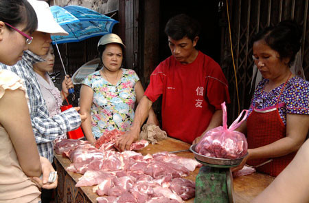Hầu hết người dân đều mua với số lượng nhiều để tích trữ. Ảnh: Dân trí. Hầu hết người dân đều mua với số lượng nhiều để tích trữ. Ảnh: Dân trí.