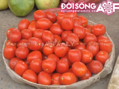 Theo nhiều nông dân ở một số địa phương ngoại thành Hà Nội; Hưng Yên thì, cà chua cũng là loại rau quả bị giấm bằng loại thuốc này.