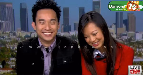 Chị Trang vẫn rất bối rối khi được xem lại những khoảnh khắc trong clip Flash mob cầu hôn.