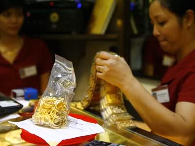 Khi thực hiện huy động vàng trong dân, có thể phải quay lại việc cho kinh doanh vàng trên tài khoản. Khi thực hiện huy động vàng trong dân, có thể phải quay lại việc cho kinh doanh vàng trên tài khoản.