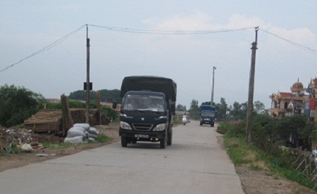 Đường vào Cát Quế cũng tấp nập ô tô, xe tải